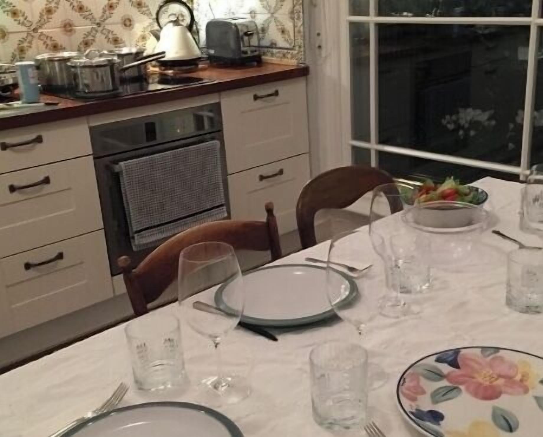 Een koelkast, een oven, een kookplaat, een vaatwasser