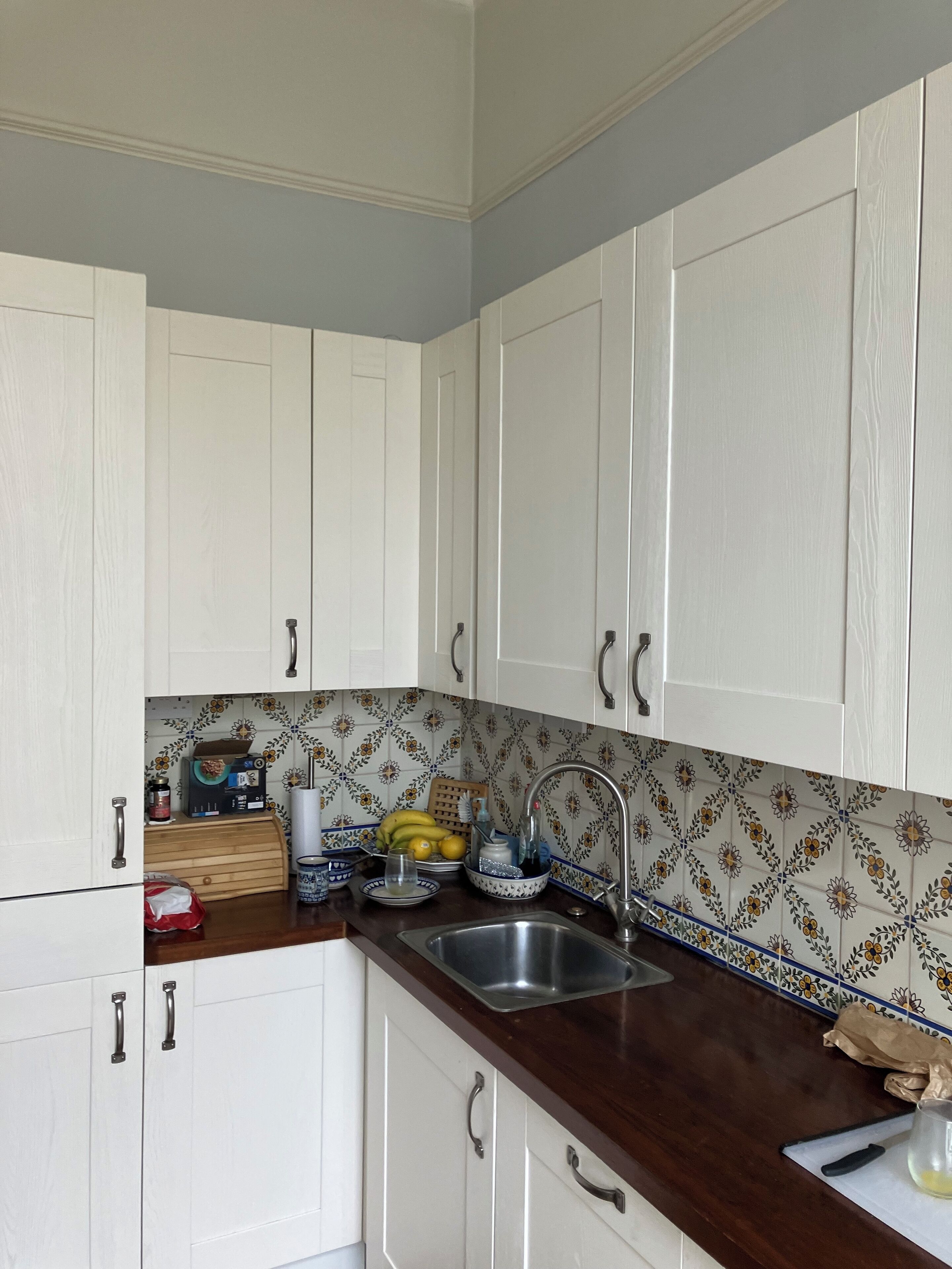 Een koelkast, een oven, een kookplaat, een vaatwasser