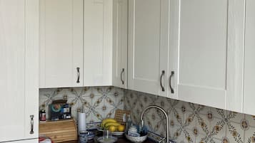 Frigorífico, horno, placa de cocina y lavavajillas