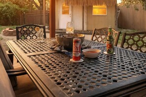 Una mesa de metal con un bol, una lata y una botella.