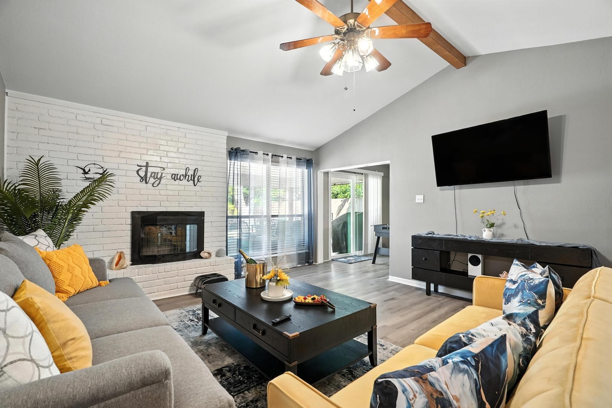 Smart TV y futbolito 