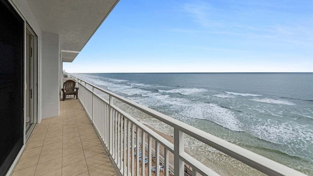 A balcony with a view of the ocean.