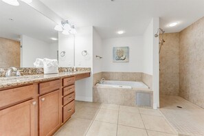 Douche, baignoire à remous, séchoir à cheveux, serviettes fournies