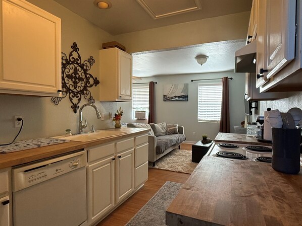 Microwave, oven, dishwasher, cookware/dishes/utensils - Eleven South: One - Modern Studio Apartment (Abilene)