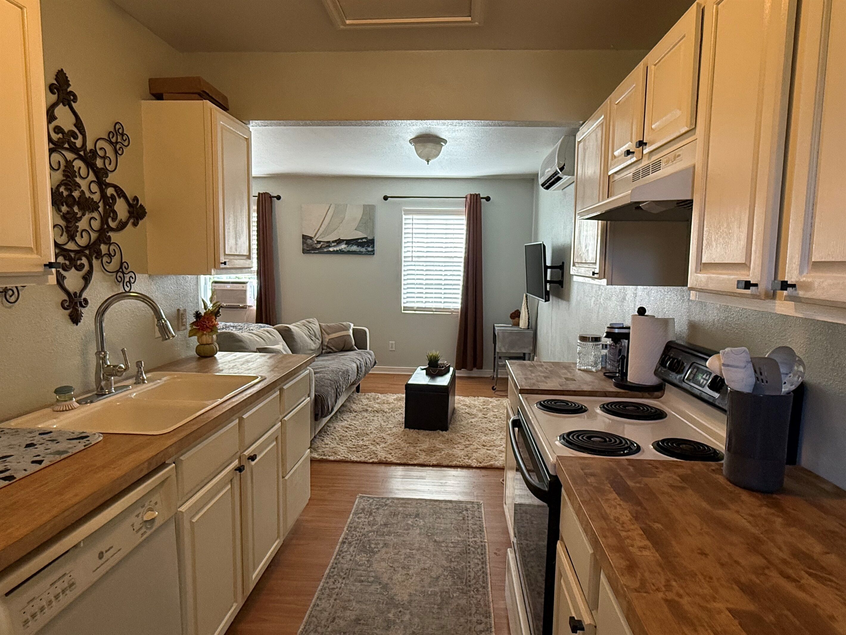 Microwave, oven, dishwasher, cookware/dishes/utensils