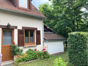 Exterior - Gite de la chapelle zoo 7 min – quiet, large enclosed park, playground (Noyers-sur-Cher)