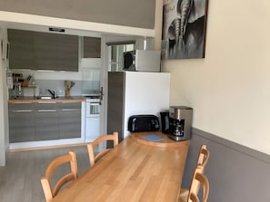 Kühlschrank, Mikrowelle, Ofen, Herdplatte