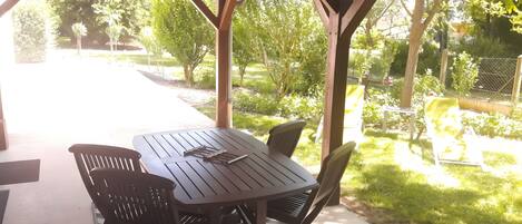 屋外ダイニングエリア