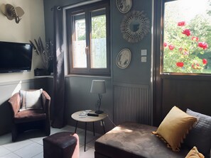 TV - Gite de la Chapelle: 7 Min to Zoo, Quiet, Large Enclosed Park, Playground (Noyers-sur-Cher)