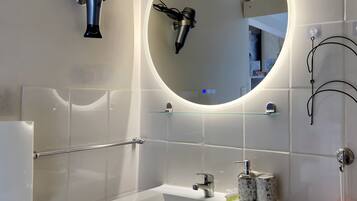 Shower, free toiletries, hair dryer