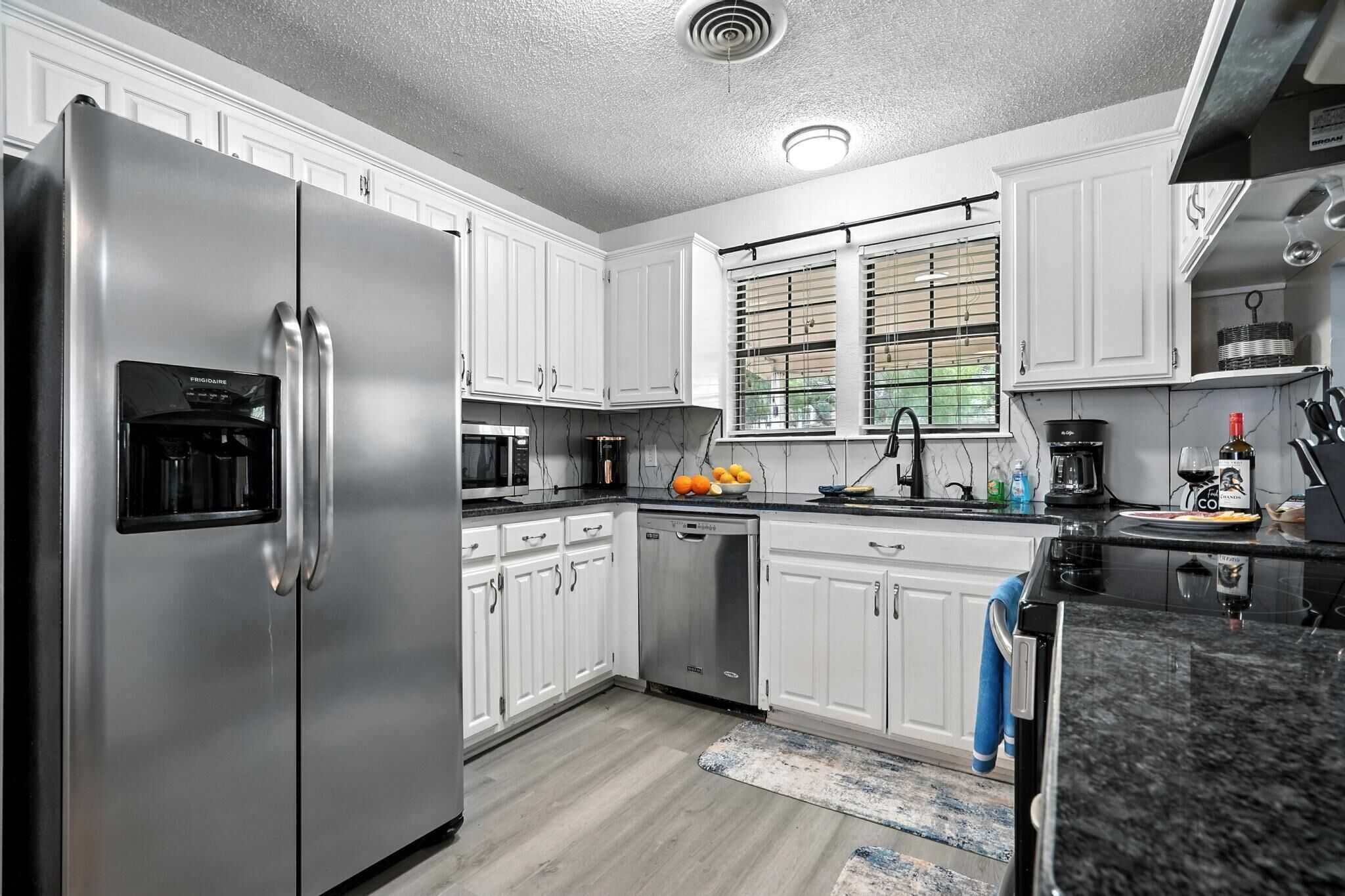 焗爐、洗碗機、咖啡機/沖茶器、高腳椅