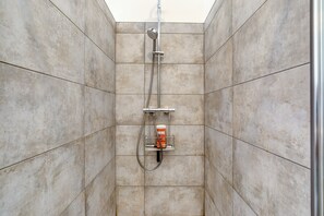 Douche, séchoir à cheveux, serviettes fournies