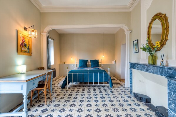 Iron/ironing board, WiFi, bed sheets
