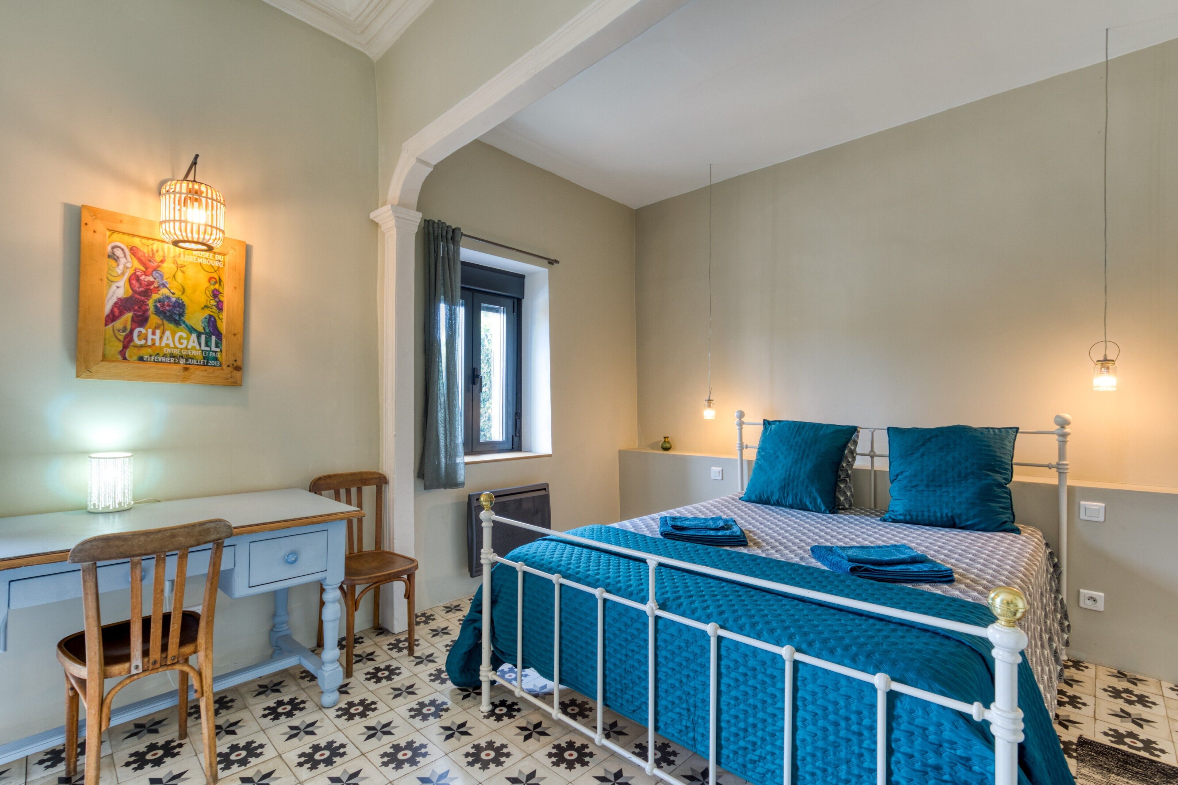 1 dormitorio, tabla de planchar con plancha, wifi y ropa de cama