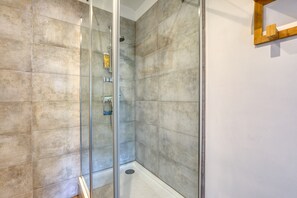 Ducha, secador de pelo y toallas