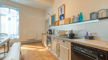 Fridge, oven, stovetop, dishwasher