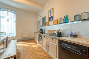 Fridge, oven, stovetop, dishwasher