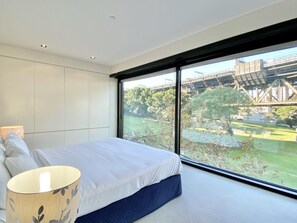 3 bedrooms, in-room safe, desk, iron/ironing board - Luxury 3 Bedroom Apartment with Harbour Bridge & Park View (Milsons Point)