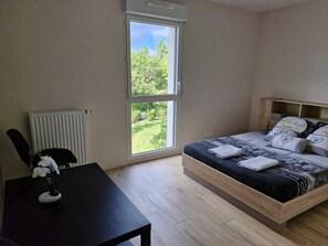 2 makuuhuonetta, silitysrauta/-lauta, vuodevaatteet