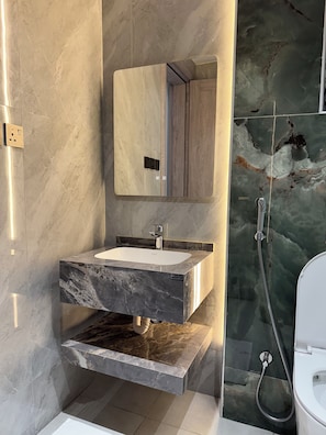 Suite Studio Deluxe, 1 lit double, coin cuisine | Salle de bain | Douche, articles de toilette gratuits, serviettes fournies, savon