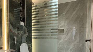 Regadera, amenidades de baño gratuitas, toallas, jabón