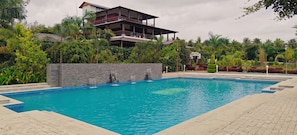 Piscina externa, guarda-sóis, espreguiçadeiras