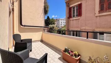 Deluxe-Doppelzimmer, Balkon, Stadtblick | Terrasse/Patio