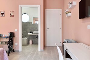 Deluxe tweepersoonskamer, uitzicht op de stad | Verduisterende gordijnen, een strijkplank/strijkijzer, gratis wifi