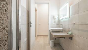 Deluxe-Dreibettzimmer, Stadtblick | Badezimmer