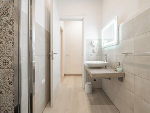 Deluxe Triple Room, City View | Bathroom