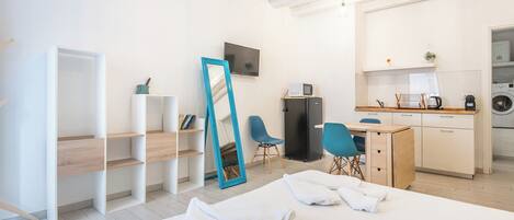 Estudio Confort | Cortinas opacas, tabla de planchar con plancha, wifi gratis