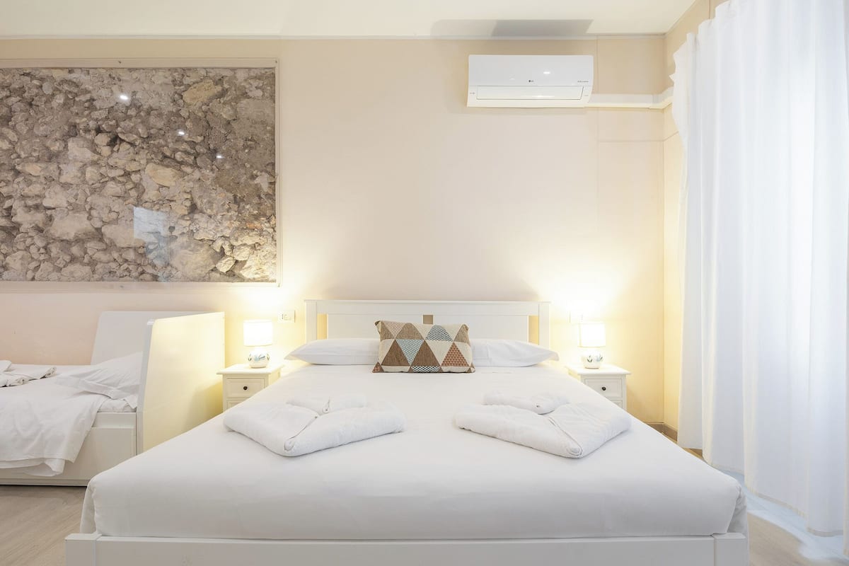 Deluxe-Dreibettzimmer, Stadtblick | Verdunkelungsvorhänge, Bügeleisen/Bügelbrett, kostenloses WLAN