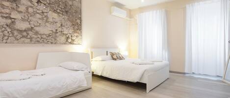 Chambre Triple Deluxe, vue ville | Rideaux occultants, fer et planche à repasser, Wi-Fi gratuit