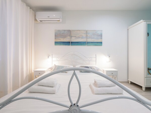 Economy Double Room | Blackout curtains, iron/ironing board, free WiFi - La Dolce Cagliari Holiday Home (Cagliari)