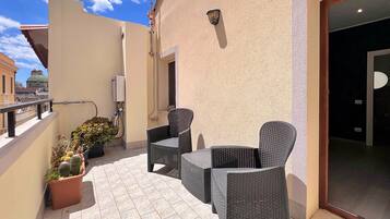 Deluxe-Doppelzimmer, Balkon, Stadtblick | Terrasse/Patio