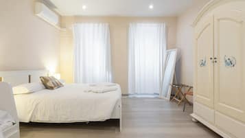 Tripla Deluxe, vista città | Tende oscuranti, ferro/asse da stiro, Wi-Fi gratuito