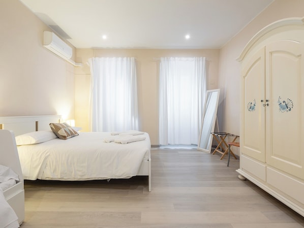 Deluxe-Dreibettzimmer, Stadtblick | Verdunkelungsvorhänge, Bügeleisen/Bügelbrett, kostenloses WLAN