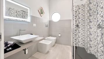 Chambre Double Deluxe, balcon, vue ville | Salle de bain
