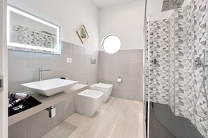 Deluxe Double Room, Balcony, City View | Bathroom | Bathrobes, bidet - La Dolce Cagliari Holiday Home (Cagliari)