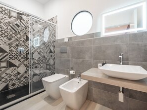 Deluxe Double Room, City View | Bathroom