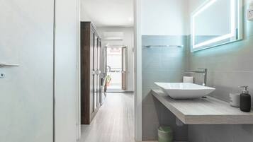 Deluxe-Doppelzimmer, Balkon, Stadtblick | Badezimmer