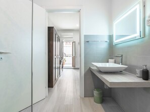 Deluxe Double Room, Balcony, City View | Bathroom | Bathrobes - La Dolce Cagliari Holiday Home (Cagliari)