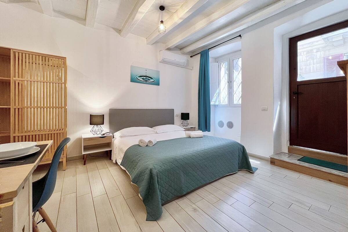 Estudio Confort | Cortinas blackout, tabla de planchar con plancha y wifi gratis