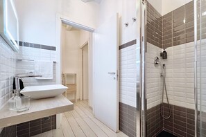 Comfort Studio | Bathroom | Bathrobes, bidet - La Dolce Cagliari Holiday Home (Cagliari)