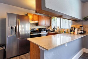 Refrigerador, microondas, horno, placa de cocina