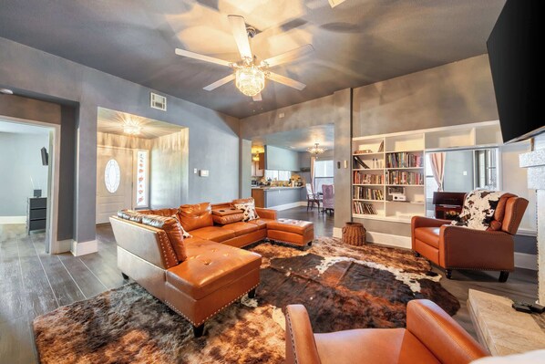 Smart TV, fireplace