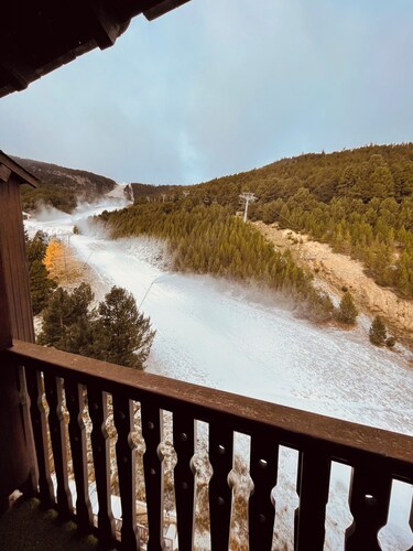 T2 apartment, 20m from the slopes, undergoing a makeover.
