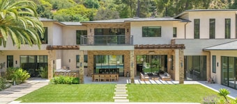 Bowmont - Resort-style Beverly Hills Escape w/ Pool, Garden and Privacy
