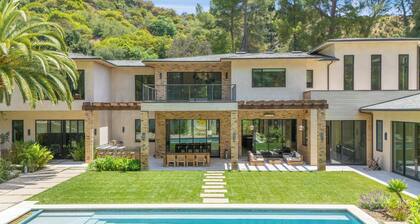 Bowmont - Resort-style Beverly Hills Escape w/ Pool, Garden and Privacy