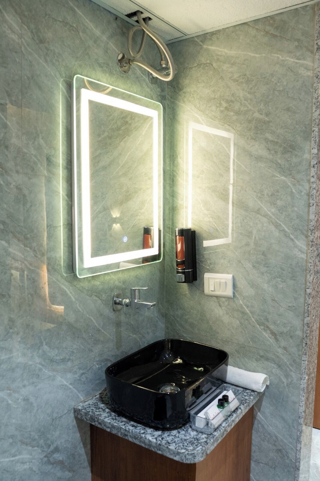 Habitación Deluxe | Baño | Ducha, artículos de higiene personal gratuitos, toallas y jabón